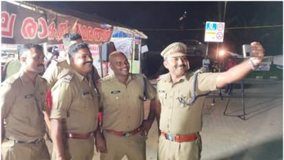 വിഴിഞ്ഞത്ത് ആശങ്കയൊഴിഞ്ഞു; സെല്‍ഫിയെടുത്ത് ആഘോഷമാക്കി പൊലീസുകാര്‍ 