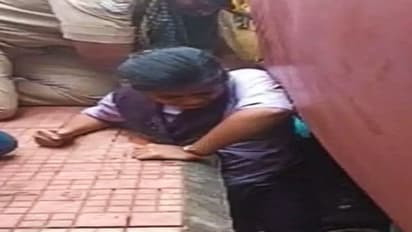 దువ్వాడ రైల్వే స్టేషన్లో ట్రైన్-ప్లాట్ఫామ్ మధ్య ఇరుక్కున్న యువతి.. గంట పాటు నరకయాతన..