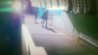 கோவையில் மதுபானம் வாங்குவதற்காக நாட்டியப் பள்ளியில் சாமி சிலைகள் திருடிய இருவர் கைது!!