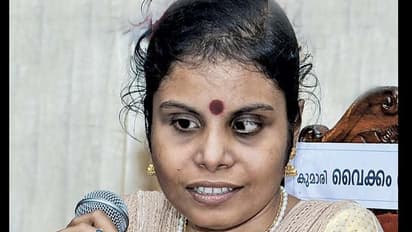 என் கணவன் ஒரு சைக்கோ... அவரால் அனுபவித்த கொடுமைகள் ஏராளம் - கண்கலங்கிய பாடகி வைக்கம் விஜயலட்சுமி