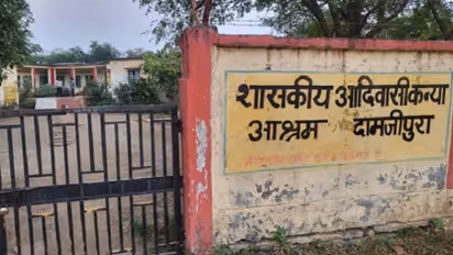 हॉस्टल में पांचवी की छात्रा को जूतों की माला पहनाकर घुमाया, इस बात का आरोप लगाकर दी क्रूर सजा