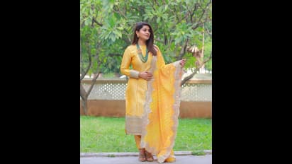 ఎల్లో ధగధగ మెరుపుల్లో స్నేహ వయ్యారాలు.. సిగ్గు మొగ్గలేస్తూ ఏమి అందం, హోమ్లీ బ్యూటీ అంటే అంతే