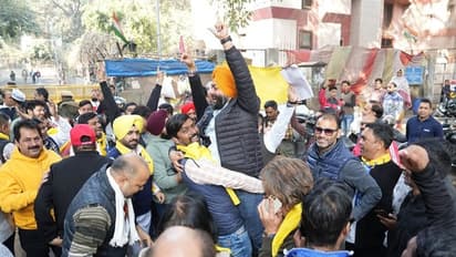 MCD Result: दिल्ली में चला आप के झाड़ू का जादू, जश्न में डूबे कार्यकर्ता, देखें तस्वीरें