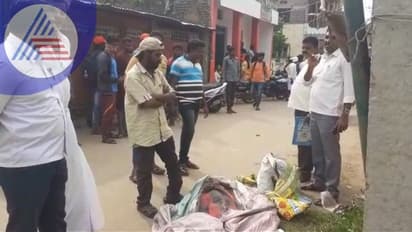 Chamarajanagar: ಶವ ಸಂಸ್ಕಾರಕ್ಕೆ ಹಣವಿಲ್ಲದೇ ಪ್ಲಾಸ್ಟಿಕ್ ಚೀಲದಲ್ಲಿ ಪತ್ನಿಯ ದೇಹ ಸಾಗಿಸಿದ ಪತಿ