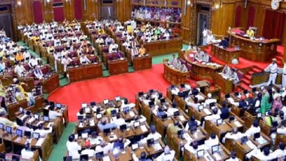 മൊബൈല് ഫോണ് പാടില്ല, പേപ്പര് കീറരുത്, ഉറക്കെ ചിരിക്കരുത്; എംഎല്എമാര്ക്ക് യുപി നിയമസഭയില് പുതിയ ചട്ടങ്ങൾ