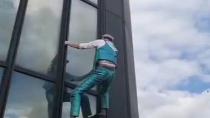 ഹ്യൂമൻ സ്പൈഡറിനെ അറിയാമോ? അംബരചുംബികളായ കെട്ടിടങ്ങൾക്ക് മുകളിൽ പോലും നിഷ്പ്രയാസം കയറും