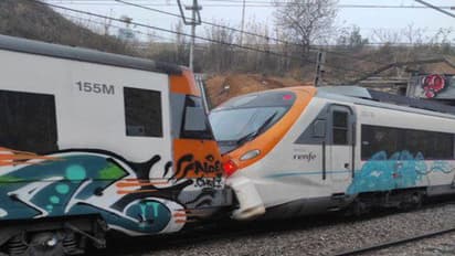 Train Accident: स्टेशन पर खड़ी ट्रेन को पीछे से दूसरी ट्रेन ने मारी टक्कर, कम से कम 150 लोग घायल