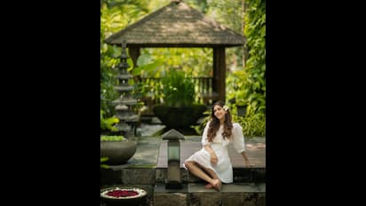 ప్రకృతి ఒడిలో మల్లెపువ్వులా మెరిసిపోతున్న ఇస్మార్ట్ బ్యూటీ.. వైట్‌ గౌన్‌లో ఏంజెల్‌ లా నభా పోజులు..