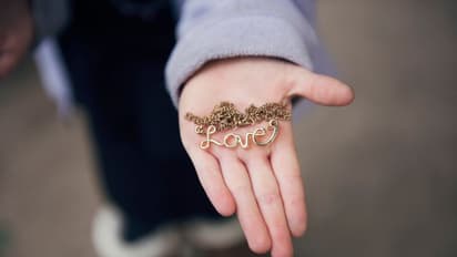 കോടീശ്വരന്റെ 12 വയസ്സുകാരിയായ മകള് മോഷ്ടിച്ചത് ലക്ഷങ്ങളും ആഭരണങ്ങളും, കാരണം കാമുകന്റെ ഭീഷണി!