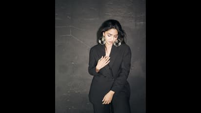 Aishwarya Lekshmi: கருப்பு நிற கோட்டு சூட்டில்... ஸ்டைலிஷ் மங்கையாக மாறிய பொன்னியின் செல்வன் பூங்குழலி! 