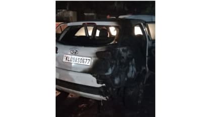 വീടിന് മുന്നില് നിര്ത്തിയിട്ട കാറും ബൈക്കും കത്തിനശിച്ച നിലയിൽ