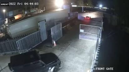 വെറും 60 സെക്കന്റ്, കള്ളന്മാര് മോഷ്ടിച്ചു കൊണ്ടുപോയത് അഞ്ച് ലക്ഷ്വറി കാറുകള്, വീഡിയോ വൈറല്