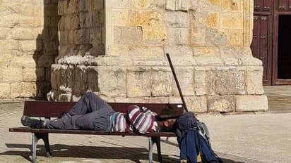 ചാരു ബെഞ്ചില് കിടന്നുറങ്ങുന്ന പ്രണവ് മോഹൻലാല്, എവിടെയാണെന്ന അന്വേഷണവുമായി ആരാധകര്