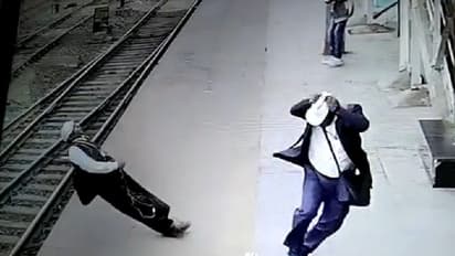 ಕರೆಂಟ್ ವೈರ್ ಮೈಮೇಲೆ ಬಿದ್ದು ದೂರ ಚಿಮ್ಮಿದ ವ್ಯಕ್ತಿ: ಭಯಾನಕ ವಿಡಿಯೋ