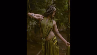 ஜாக்கெட் போடாமல் சேலை கட்டி... முந்தானையால் முன்னழகை மறைத்த நடிகை ரீமா கல்லிங்கள்! வித்யாசமான போட்டோ ஷூட்!