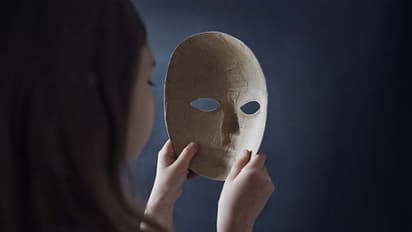 सभी के आस-पास होते हैं ऐसे लोग, मुसीबतों से बचना चाहते हैं तो इनसे दूरी बनाकर रखें