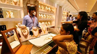 కొత్త ఏడాదికి ముందే పసిడి ప్రియులకు చుక్కలు.. భారీగా పెరిగిన బంగారం, వెండి.. నేడు తులం ధర ఎంతంటే..?