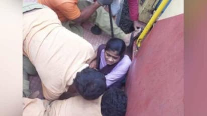 കാൽ വഴുതി തീവണ്ടിക്കും ട്രാക്കിനും ഇടയിലേക്ക് വീണ് പരിക്കേറ്റ പെൺകുട്ടി മരിച്ചു