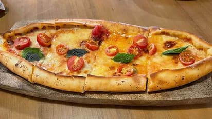 വ്യത്യസ്തമായ രീതിയില് പിസ ഓര്ഡര് ചെയ്ത് പെണ്കുട്ടി; രസികൻ വീഡിയോ