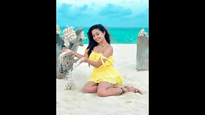 మాల్దీవుల్లో దీపికా పిల్లి అందాల జాతర.. పొట్టి గౌన్ లో టెంప్టింగ్ పోజులు..  రచ్చ మామూలుగా లేదుగా!