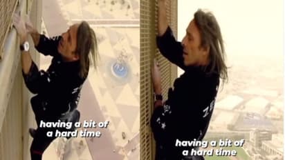 300 मीटर ऊंचे टावर पर बिना सहारे के चढ़ गया खतरों का खिलाड़ी, वीडियो देखकर सिहर उठेंगे