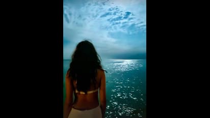 నడి సముద్రంలో దిమ్మతిరిగే షాక్ ఇచ్చిన జాన్వీ కపూర్.. టూపీస్ బికినీలో విధ్వసం, లైఫ్ అంటే ఇది కదా.. 