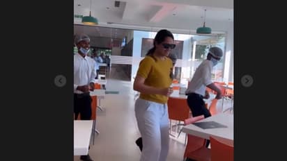 రా.. రా.. రక్కమ్మ.. అంటూ అనసూయ రచ్చ.. హోటల్‌ వెయిటర్స్ తో కలిసి చిందులేసిన రంగమ్మత్త.. 