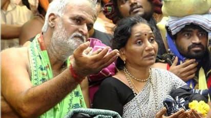 ஐயப்பன் கோவிலில் சாமி தரிசனம் செய்த அமைச்சர் சேகர்பாபு அவரது மனைவி..!