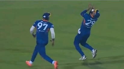 ಕ್ಯಾಚ್ ಹಿಡಿಯಲು ಹೋಗಿ 4 ಹಲ್ಲು ಮುರಿದುಕೊಂಡ ಲಂಕಾ ಸ್ಟಾರ್ ಕ್ರಿಕೆಟಿಗ, ವಿಡಿಯೋ ವೈರಲ್..!