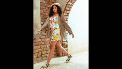 పారిస్ వీధుల్లో ఫరియా అబ్దుల్లా అందాల రచ్చ.. మినీ డ్రెస్ లో హీటు పుట్టిస్తున్న చిట్టి.. స్టన్నింగ్ స్టిల్స్!