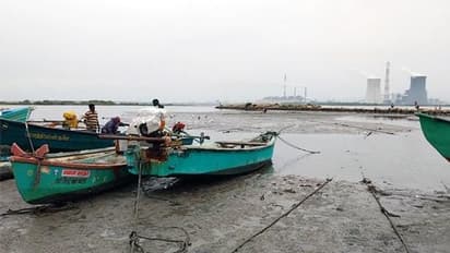 மாண்டஸ் புயல் எதிரொலி..! தூத்துக்குடியில் உள்வாங்கியது கடல்..! அதிர்ச்சியில் மீனவர்கள்