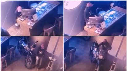 കണ്ണൂരിൽ ജാവ ഷോറൂമിൽ കയറി ലക്ഷങ്ങൾ വിലയുള്ള യെസ്ഡി അഡ്വഞ്ചർ സീരീസ് ബൈക്ക് മോഷ്ടിച്ചു! സിസിടിവി ദൃശ്യം പുറത്ത്