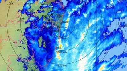 മാൻഡോസ് ചുഴലിക്കാറ്റ് കര തൊട്ടു; തമിഴ്നാട്ടിലെ തീരമേഖലയിൽ ശക്തമായ കാറ്റും മഴയും