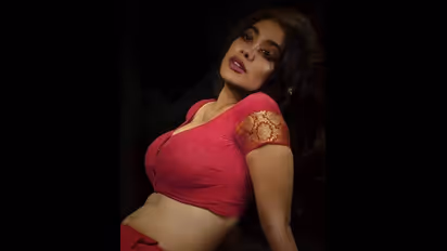 जान्हवी कपूर कर चुकी हैं पब्लिक प्लेस पर वो काम ! कई बार तो कार की डिक्की में छिपकर भागीं 