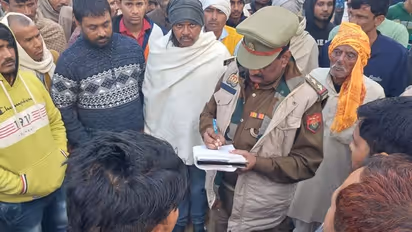 मैनपुरी में पेड़ से लटका मिला युवक-युवती का शव, एक ही शाल से लगा हुआ था फंदा