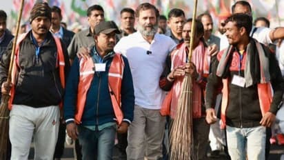 राजस्थान में राहुल गांधी का अलग अंदाज: हेलीकॉप्टर से पहुंचे, फिर सफाई कर्मचारियों के गले में हाथ डालकर चले