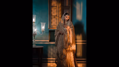 மகாராணி போல் வெள்ளை நிற உடையில் ஜொலிக்கும் ஹன்சிகா..! கணவர் மற்றும் குடும்பத்துடன் எடுத்து கொண்ட போட்டோஸ்!