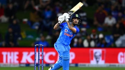 ഇന്ത്യക്ക് തകര്ച്ച, സഞ്ജു നിരാശപ്പെടുത്തി; ആദ്യ ടി20യില് നിയന്ത്രണമേറ്റെടുത്ത് ശ്രീലങ്ക