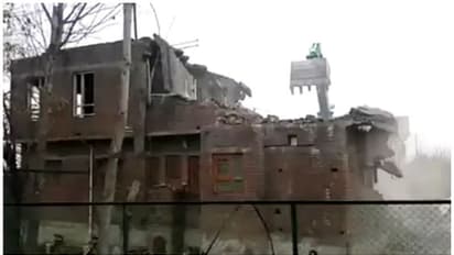 ജമ്മു കശ്മീരില്‍ 'ബുള്‍ഡോസര്‍ നടപടി' തുടങ്ങി; ഒരു ഭീകരന്റെ വീട് തകര്‍ത്തു