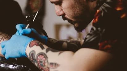 മുഖത്ത് അടക്കം ശരീരത്തിൽ എണ്ണൂറിലധികം ടാറ്റൂ ; 'പണി' ആയെന്ന് യുവതി