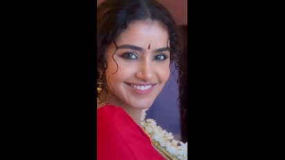 జడలో మల్లెలు పెట్టి నిండైన చీరలో అనుపమ..అందం అంటే ఇది కదా అనిపించేలా ఫోజులు 