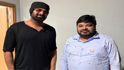 ప్రభాస్ ను కలిసిన ప్రముఖ నిర్మాత.. వైరల్ అవుతున్న ఫొటో.. ఇంతకీ విషయం ఏంటీ?