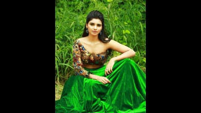 వనంలో వాలిన అందాల నెమలి.. ఒంపుసొంపులతో మతిపోగొడుతున్న జబర్దస్త్ వర్ష.. స్టన్నింగ్ స్టిల్స్!