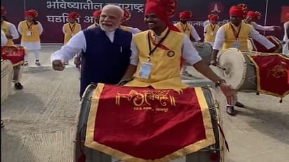 नागपुर में प्रधानमंत्री का हुआ भव्य स्वागत, वीडियो में देखें किस तरह नरेंद्र मोदी ने बजाया ढोल