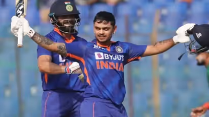 ஒரே இரட்டை சத இன்னிங்ஸில் சீனியர் வீரரின் கெரியரை காலி செய்த இஷான் கிஷன்