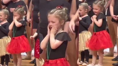 സ്‌റ്റേജില്‍ കയറിയയുടന്‍ മാതാപിതാക്കളെ തിരഞ്ഞു, പിന്നീട് പൊട്ടിക്കരഞ്ഞ് കുരുന്ന്; വീഡിയോ 