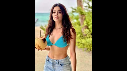 బాబోయ్.. జాన్వీ బోల్డ్ అందాలకు ఫ్యూజ్ లు అవుట్.. వణికించే చలిలోనూ హీటు పుట్టిస్తున్న బాలీవుడ్ బ్యూటీ!