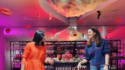 தாறுமாறாக கிழிந்த பேன்ட்டில்... தொடையை காட்டியபடி கும்முனு போஸ் கொடுத்த நயன்தாரா! வைரலாகும் ரீசென்ட் போட்டோஸ்!