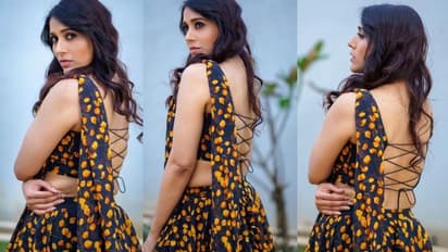 నడుము మడతలను నలిపి చూపిస్తుస్తున్న రష్మీ గౌతమ్,  చురుకు చూపులతో కాకపుట్టిస్తోన్న జబర్థస్త్ బ్యూటీ. 