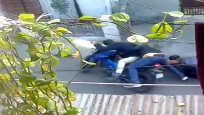 Video: दादी की कान की बाली छीनकर भाग रहे थे बदमाश, पोती ने बाइक समेत दोनों को सड़क पर पटका